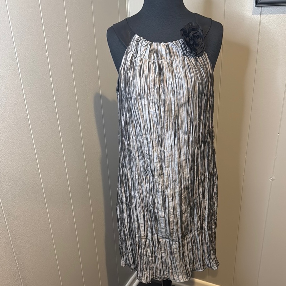 London Times gray crinkle pleats black strap & neckline rosette halter midi. NWT